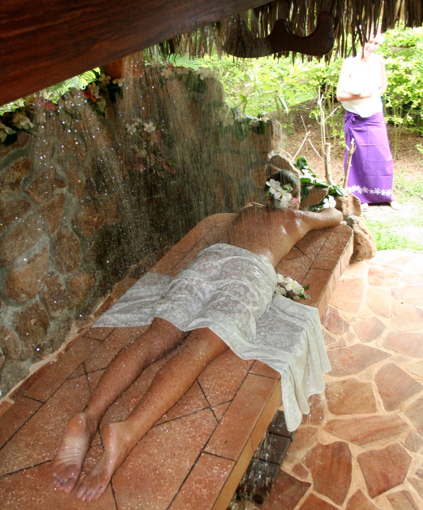 Après le gommage, une douche tropicale, chaude et tonifiante, confortablemet allong?e. Photo : Raphael Pierre