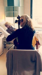 Claire Oppert Art-thérapeute musicale, séance de musicothérapie à l’Hôpital Sainte-Périne. ©Bénédicte Chauvron Filipeti