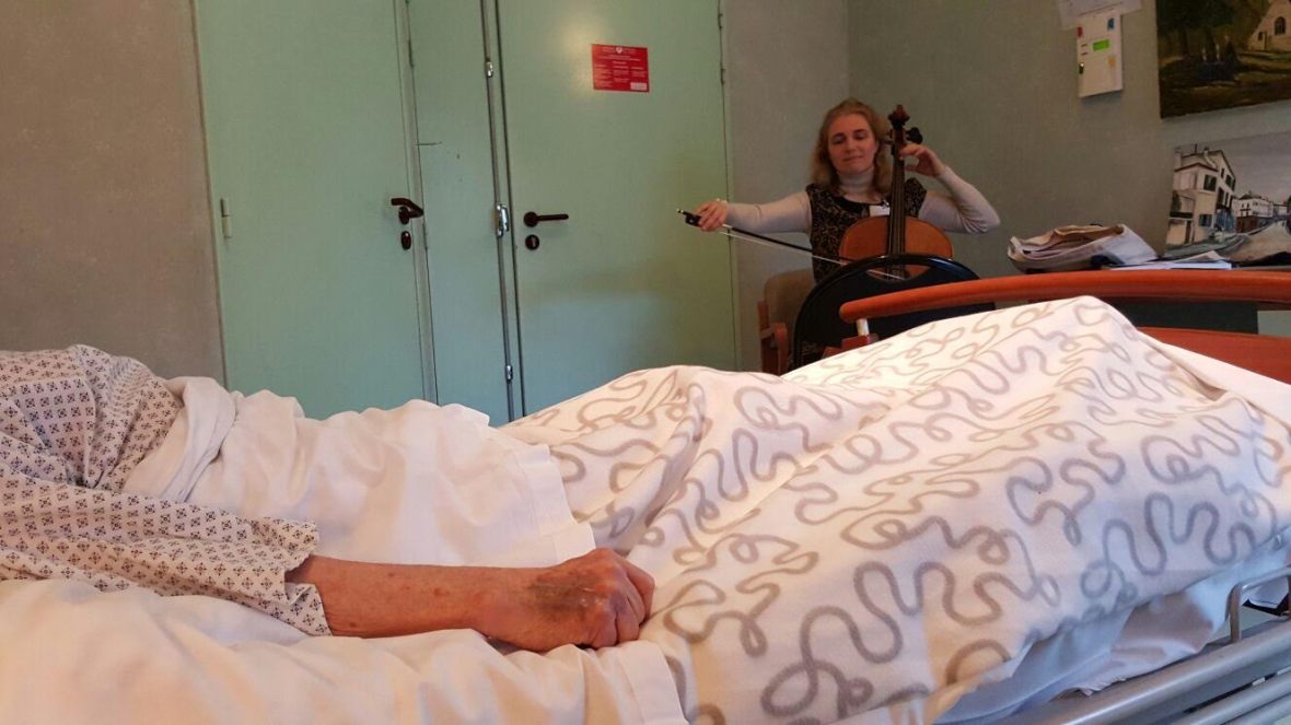 Claire Oppert Art-thérapeute musicale, séance de musicothérapie à l’Hôpital Sainte-Périne. ©Bénédicte Chauvron Filipeti 