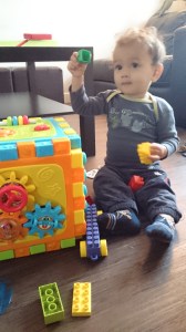 Avant 3 ans, l’enfant a essentiellement besoin d’interagir avec son environnement. Il construit ses repères à travers les histoires, les jeux, la musique... Comme Léo, 15 mois qui s’amuse beaucoup avec ses gros cubes au milieu du salon ! 